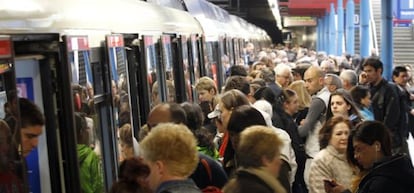 Usuarios del metro abarrotan los andenes de la estación de Príncipe Pío.
