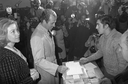 Los reyes de España, Juan Carlos y Sofía, votan en el referéndum de la Constitución el 6 de diciembre de 1978 en el colegio de San Fernando de El Pardo (Madrid). Una imagen nada habitual, ya que los Reyes, que no pueden participar en las citas electorales, sí pueden hacerlo en el referéndum.