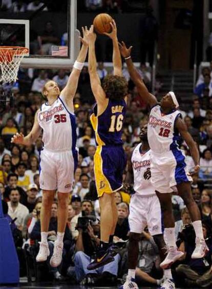 Gasol intenta encestar