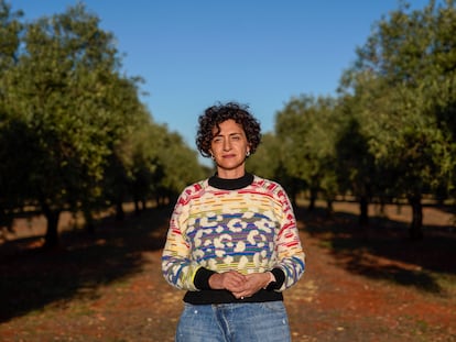 Petri Villaescusa, en su finca de viñedos y olivos que tiene en las inmediaciones de Almagro (Ciudad Real).