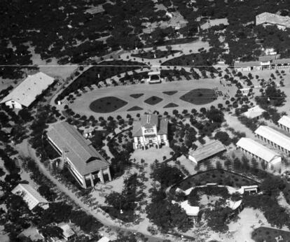 Panorámica del recinto de la Feria de Granados. La pista de exhibiciones y el pabellón de oficinas y administración.