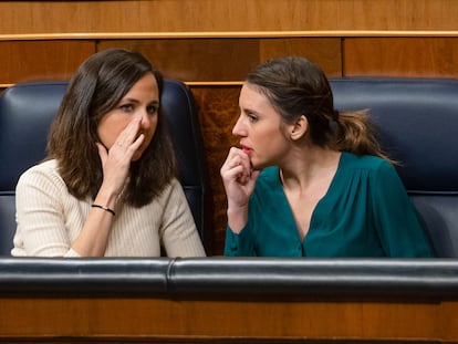 -FOTODELDIA- MADRID, 09/02/2023.- La ministra de Derechos Sociales y Agenda 2030, Ione Belarra (i), conversa con la responsable de Igualdad, Irene Montero, a su llegada al Congreso de los Diputados este jueves. EFE/ Fernando Villar
