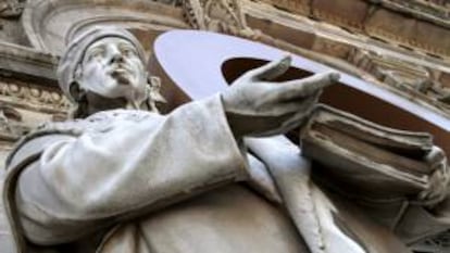 Estatua de Elio Antonio de Nebrija en la fachada de la Biblioteca Nacional en Madrid.