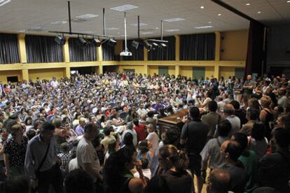 Multitudinaria asamblea de profesores, ayer, contra las medidas de reducción de docentes propuestas por Esperanza Aguirre.