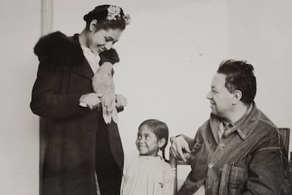 En esta imagen aparecen Diego Rivera con sus modelos, Nieves Orozco e Inesita