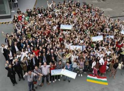 Los estudiantes ganadores, junto con los finalistas, sus profesores, representantes de empresas y comunidades patrocinadoras del concurso y periodistas de EL PAÍS.