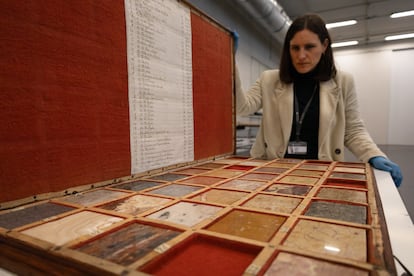 La responsable de la colección de escultura de Patrimonio Nacional, Virginia Albarrán Martín, enseña uno de los muestrarios de mármoles que se enviaron a los reyes durante la construcción del Palacio Real.