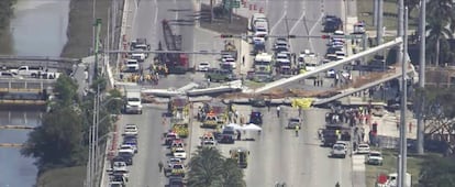 El puente peatonal que ha colapsado en Miami.