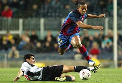 Ronaldinho elude una entrada de Carpintero.