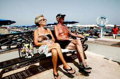 Una pareja se relaja en un banco al sol en Torremolinos en el año 2006.