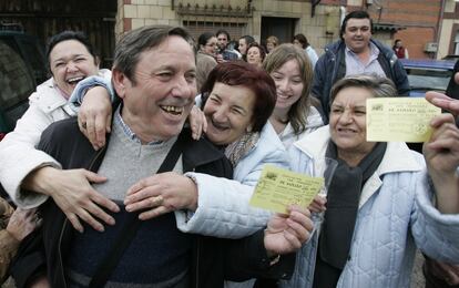 Agraciadas con el Gordo besan al lotero en Molledo (Asturias). Las integrantes de la comisión de festejos del pueblo, de 40 habitantes, con papeletas del 06381.