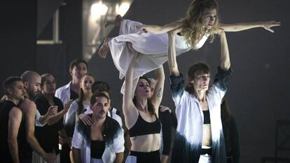 Bailarines de Ananda Dansa alzan a la actriz Rebeca Valls en un ensayo de 'Atman, el comiat'.