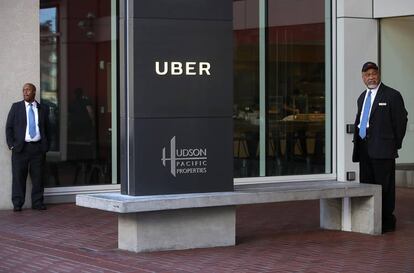 Vigilantes en la sede de Uber de San Francisco durante la reunión de este martes.