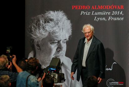 Tavernier posa ante un cartel de Pedro Almodóvar a su llegada al premio del Festival de Cine Lumière en 2014 en Lyon.