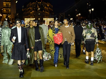 Models present creations for the Louis Vuitton Menswear Spring-Summer 2024 show as part of the Paris Fashion Week on the Pont Neuf, central Paris, on June 20, 2023. (Photo by JULIEN DE ROSA / AFP)