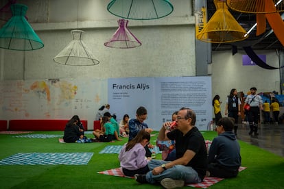 Asistentes en el rea de Pcnic, un espacio dedicado al descanso, esparcimiento y juego dentro de la feria llevado a cabo por Museo de Arte de Zapopan, EstacinMAZ, FIL Ni?os y UNICEF, donde presentan Juego de Ni?xs de Francis Al?s.