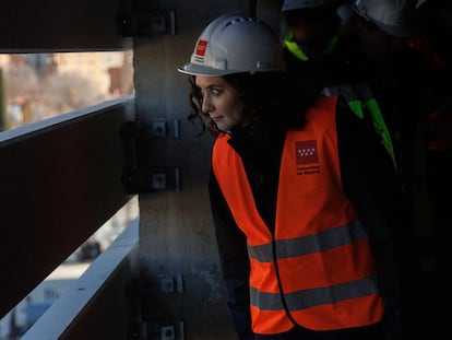 Isabel Díaz Ayuso, durante su visita a las obras de construcción del nuevo edificio del Hospital público Universitario 12 de Octubre, este viernes.