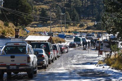 Una fila de autos a la entrada del Parque Nacional que protege el ecosistema del Nevado de Toluca (Estado de México).