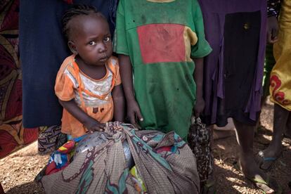 Una niña desplazada con su familia, tras la amenaza de ataque en Betoko Town, en la República Centroafricana, el pasado mes de diciembre.
