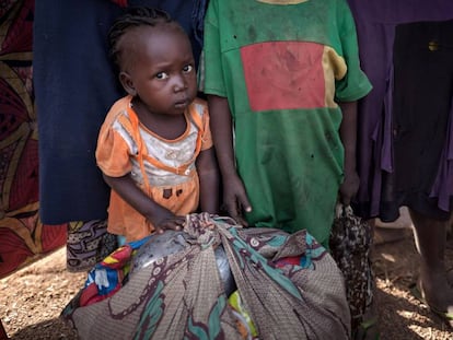 Una niña desplazada con su familia, tras la amenaza de ataque en Betoko Town, en la República Centroafricana, el pasado mes de diciembre.