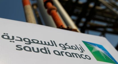 Cartel de Saudi Aramco en una instalación petrolífera en Abqaiq, Arabia Saudí.