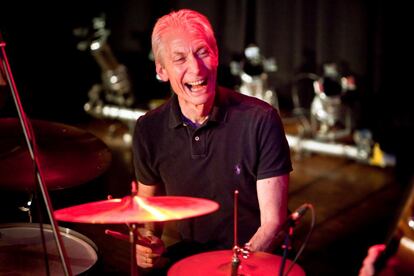 
El emblemático batería de The Rolling Stones,  Charlie Watts, ha fallecido este martes a los 80 años de edad. La noticia llega semanas después del anuncio de que Watts se perdería la gira estadounidense de la banda por un procedimiento médico no especificado.