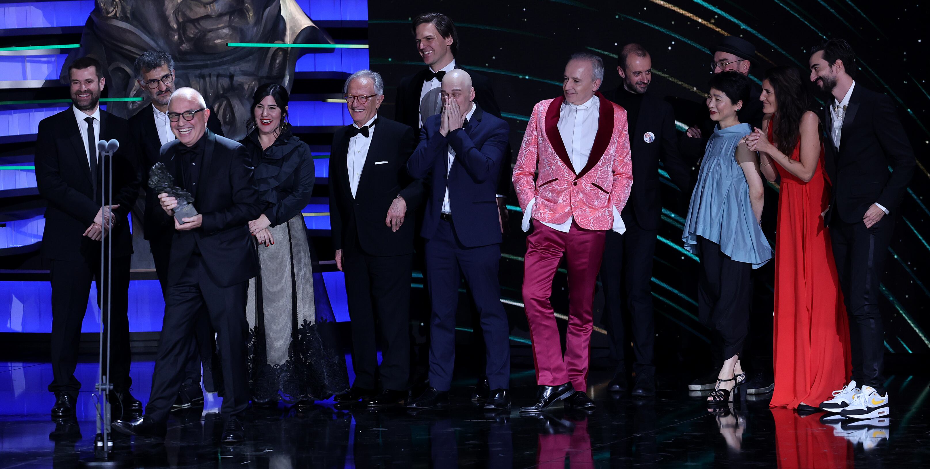 El director Pablo Berger agradece el premio a la mejor película de animación por 'Robot Dreams'.