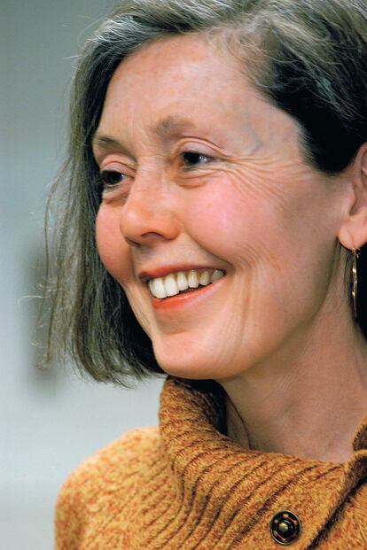 La poeta canadiense Anne Carson ha sido galardonada este jueves con el Premio Princesa de Asturias de las Letras de 2020. Carson es ensayista, traductora, poeta y profesora de Cultura Clásica, algo que se deja notar en obras como 'Eros el dulce-amargo', publicada en 1986, donde realiza un análisis de lo que significaba el amor y la pasión para los griegos. El jurado ha destacado precisamente estos conocimientos de Carson, así como su capacidad para crear una poética innovadora pero sostenida por la tradición. Es la tercera mujer que logra de manera consecutiva este premio y la novena en los 40 años de historia del galardón.