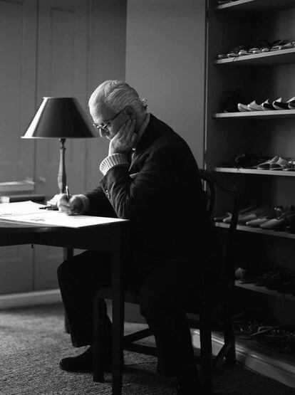 Manolo Blahnik diseñando