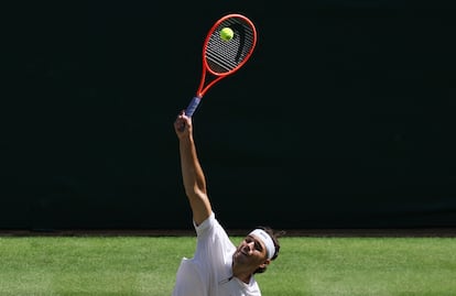 Fritz sirve durante los cuartos contra Khachanov.