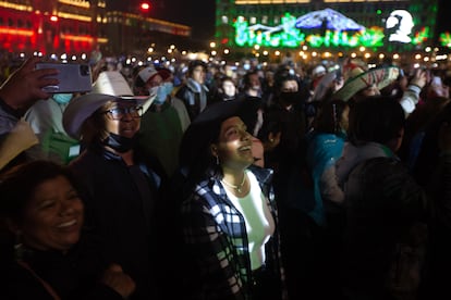 El público sonríe durante el concierto.