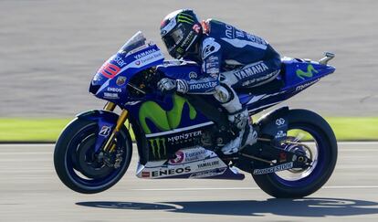 El pilot de Yamaha, Jorge Lorenzo, durant la jornada d'entrenaments oficials al circuit Ricardo Tormo de Xest.