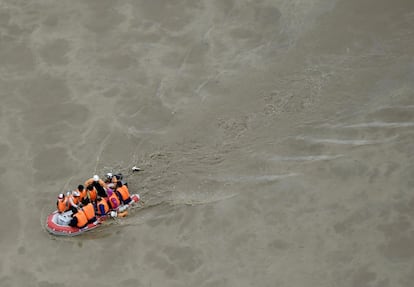 Los servicios de rescate evacúan a los afectados por las precipitaciones en botes de goma, en la ciudad japonesa de Joso, que ha quedado completamente inundada.