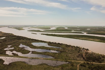 Vista aérea del río Paraná, cerca de la ciudad argentina de Paraná, en septiembre de 2023.