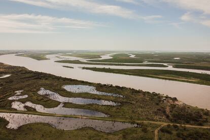 Vista aérea del río Paraná, cerca de la ciudad argentina de Paraná, en septiembre de 2023.