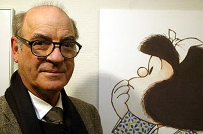 Quino posa ante uno de sus dibujos de Mafalda en Salamanca.