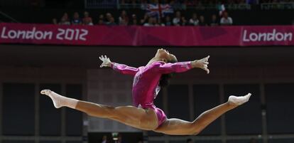 La gimnasta estaounidense Gabrielle Douglas, ganadora de la medalla de oro en gimnasia artística, haciendo un movimiento durante su ejercicio.