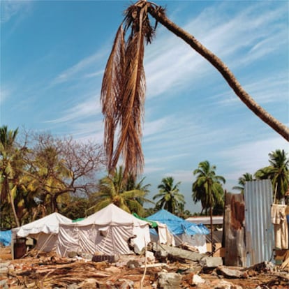 Tiendas de campaña provisionales entre las ruinas de lo que un día fue un barrio de Hambantota. La reconstrucción apenas ha empezado y ya se teme la llegada del segundo monzón del año.