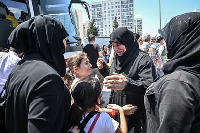 Familiares y amigos se despiden en el distrito Esenyurt (Estambul), el 6 de agosto de 2019. Refugiados sirios abordaron voluntariamente los autobuses este martes para regresar a la vecina Siria. El municipio de Esenyurt, en el oeste de Estambul, está apoyando a los refugiados sirios dispuestos a regresar de forma voluntaria a Siria, proporcionándoles un servicio de autobuses para repatriarlos a sus hogares.