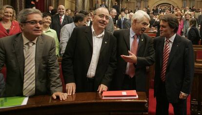 Pasqual Maragall parla amb Artur Mes després de l'aprovació de l'Estatut el 2005.