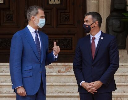 El rey Felipe en el palacio de Marivent junto al presidente del Gobierno, Pedro Sánchez.