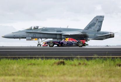 Ricciardo pone a prueba su Red Bull frente a un avión del ejército australiano