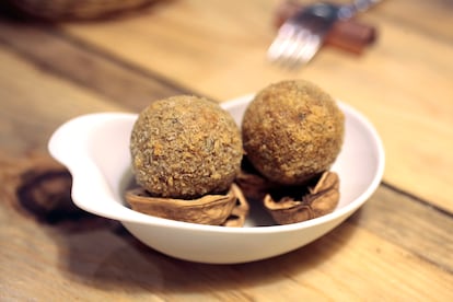 Croquetas de setas de cardo y nueces.