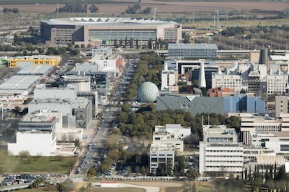 El edificio no está aislado en la parte sur de La Cartuja de Sevilla, el proyecto completo se complementa con un complejo que contará con 215.000 metros cuadrados que incluye la construcción de un centro comercial de 25.000 metros cuadrados y la instalación de 80 locales; 12.000 metros cuadrados de cubiertas ajardinadas, 2.800 plazas de aparcamiento, un parque fluvial de 40.000 metros cuadrados y otros 8.000 dedicados al CaixaForum, un espacio para la cultura y la acción social. En la imagen, la vista de La Cartuja y el Estadio Olímpico.