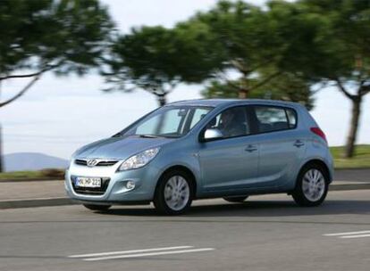 El Hyundai i20 presenta una línea más convencional que su antecesor el Getz, de carrocería monovolumen.