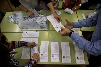 Recuento de votos en un colegio electoral de Santiago de Compostela (A Coruña) en la jornada electoral de unas autonómicas gallegas. 