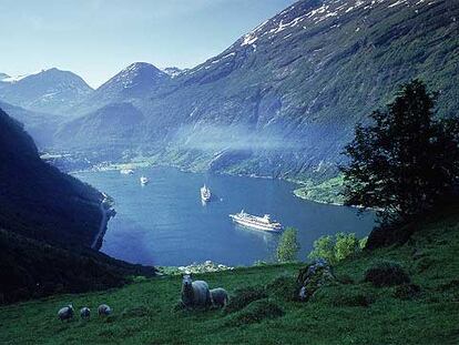 La entrada al Geiranger es uno de los momentos más emocionantes durante un crucero por los fiordos de Noruega.