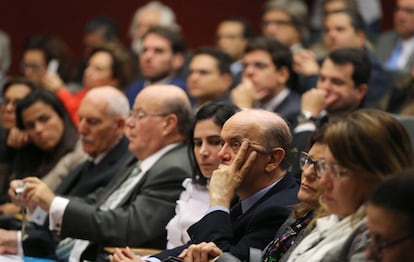 José Serra, al centro, en un seminario en Lisboa.