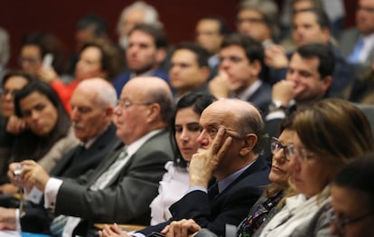 Jos&eacute; Serra, al centro, en un seminario en Lisboa.