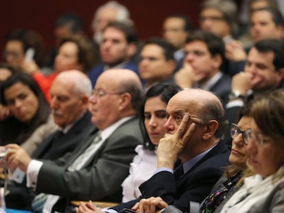 Jos&eacute; Serra, al centro, en un seminario en Lisboa.